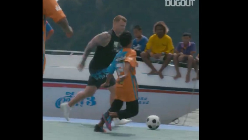 Ρίισε: Έπαιξε μπάλα με πιτσιρίκια σε γήπεδο πάνω στο νερό στην Ταϊλάνδη! (vid)