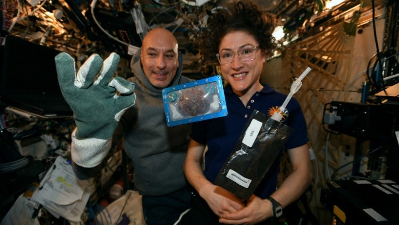 Αστροναύτες του ISS έψησαν το πρώτο διαστημικό μπισκότο (pics)