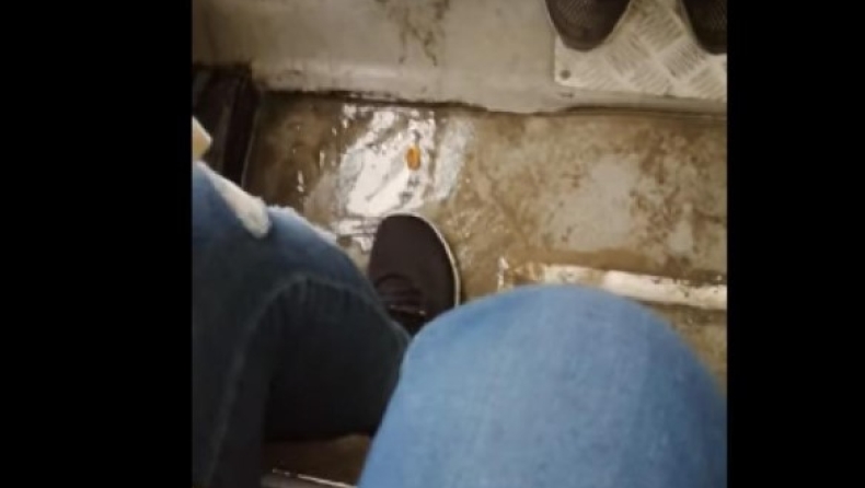 Λεωφορείο του ΟΑΣΘ μπάζει νερά εν κινήσει (vid)