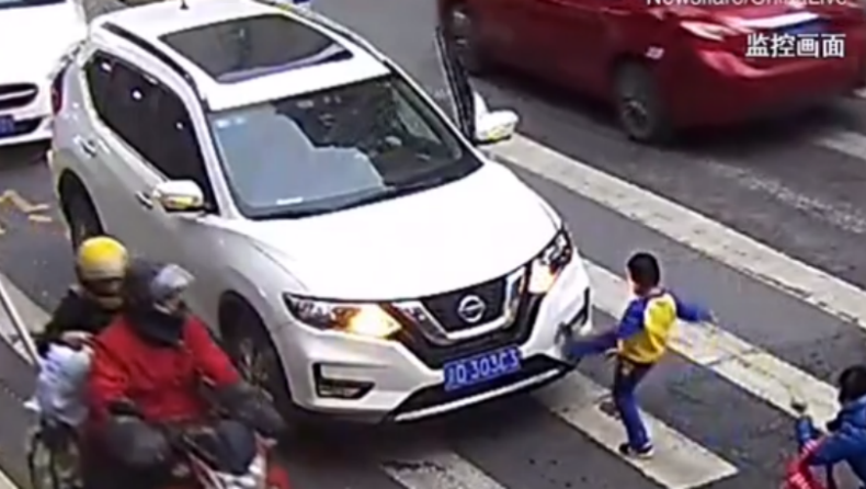 Ατρόμητος μπόμπιρας τα βάζει με οδηγό που πάτησε με το αυτοκίνητο την μητέρα του (vid)