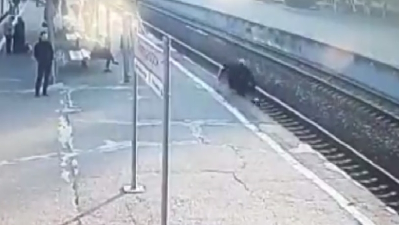 Ηλικιωμένος πέφτει στις γραμμές του τρένου και σώζεται δευτερόλεπτα πριν περάσει ο συρμός (vid)