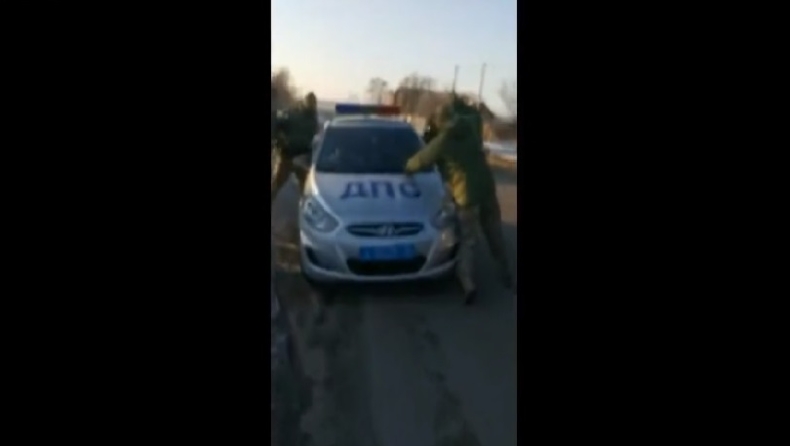 Αξιωματικοί της ρωσικής Υπηρεσίας Ασφαλείας σπάνε τα παράθυρα περιπολικού και σέρνουν έξω διεφθαρμένους αστυνομικούς (vid)