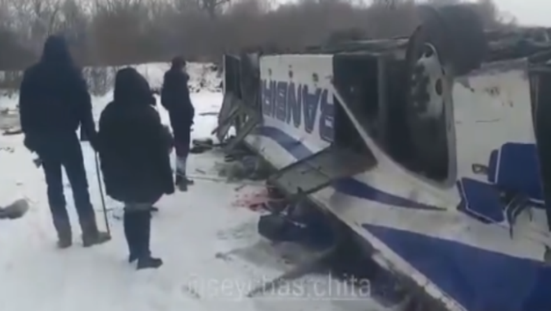 Ρωσία: 19 άνθρωποι σκοτώθηκαν από την πτώση λεωφορείου σε ποταμό (vid)