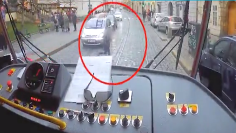 Οδηγός τραμ σταματάει το όχημα για να βοηθήσει ένα παιδί που είχε χαθεί (vid)