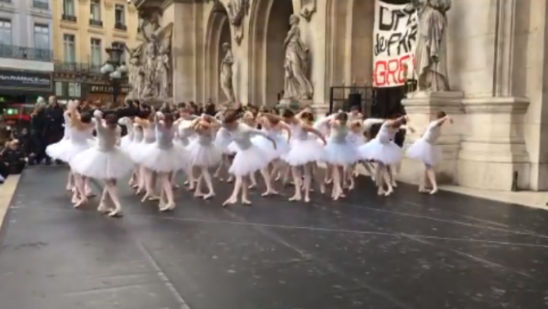 Μπαλαρίνες διαμαρτυρήθηκαν έξω από την όπερα του Παρισιού... χορεύοντας (vid)