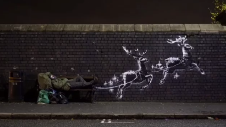 Συγκινεί το γκράφιτι του Bansky με τους τάρανδους που σέρνουν το παγκάκι ενός άστεγου (vid)