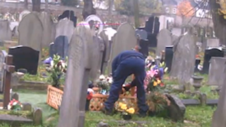Χήρα «τσάκωσε» υπαλλήλους νεκροταφείου να κλέβουν αντικείμενα μεγάλης αξίας από τον τάφο του άντρα της