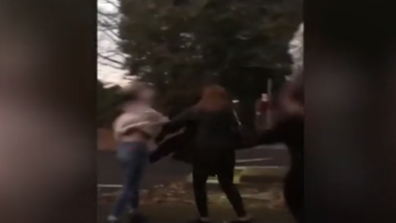 Η στιγμή που δυο έφηβα κορίτσια χτυπούν άσχημα μια 13χρονη στη μέση του δρόμου (vid)