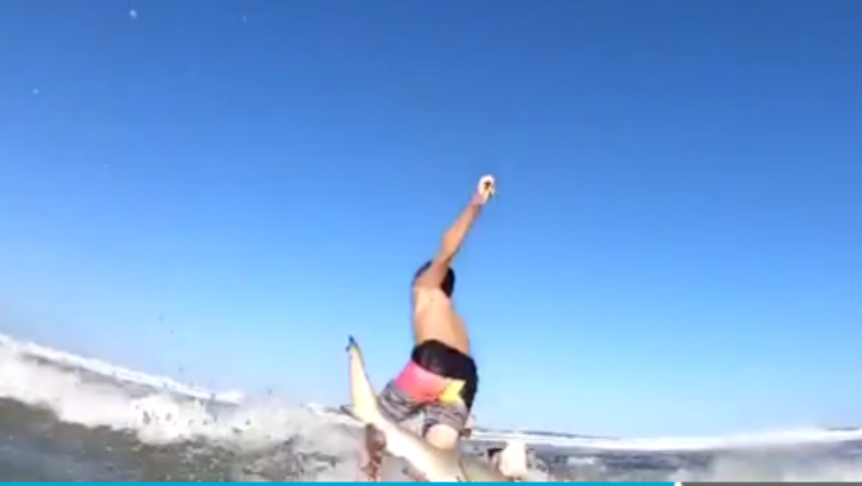 Κάμερα «συλλαμβάνει» καρχαρία να ρίχνει έναν 9χρονο από την σανίδα του surf (vid)