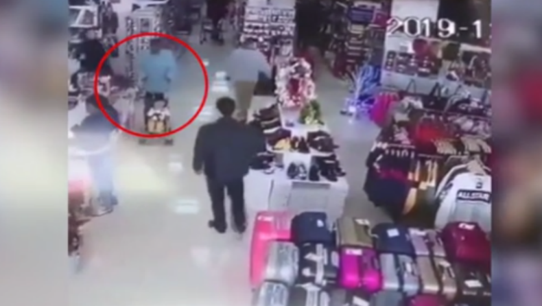 Η στιγμή που μια γυναίκα προσπαθεί να απαγάγει παιδί μέσα σε εμπορικό κέντρο (vid)