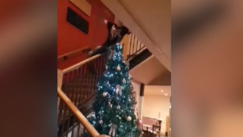 Μεθυσμένος άνδρας έπεσε πάνω σε χριστουγεννιάτικο δέντρο και το διέλυσε (vid)