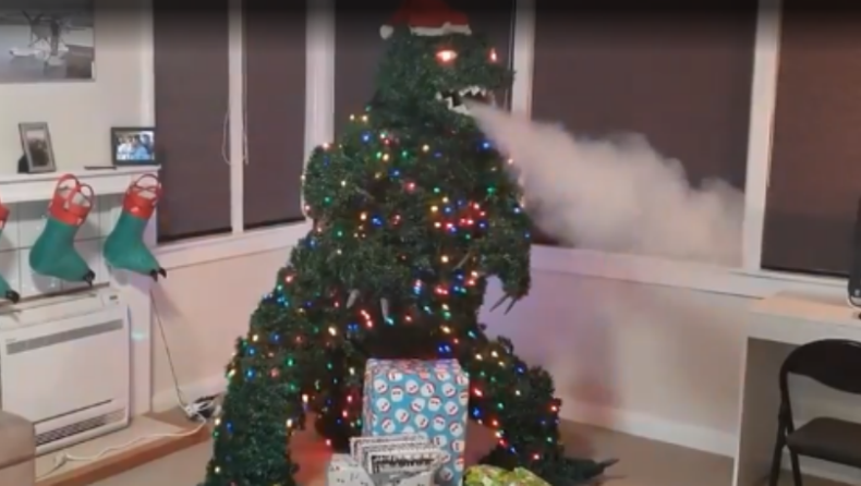 Έφτιαξε χριστουγεννιάτικο δέντρο Godzilla που βγάζει καπνούς (vid)