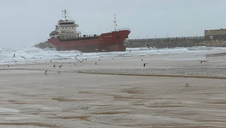 Φορτηγό πλοίο με εμπορεύματα από την Ελλάδα εξόκειλε σε παραλία του Ισραήλ (vid)