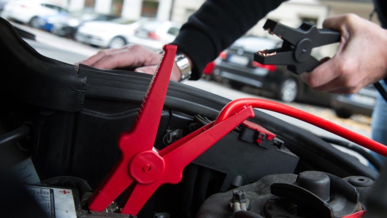 Πώς δίνουμε ζωή σε μία άδεια μπαταρία με καλώδια