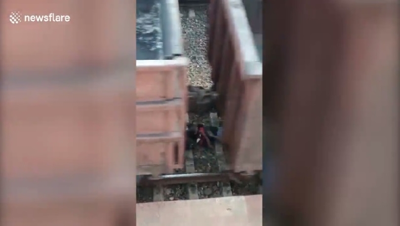 Η συγκλονιστική στιγμή που τρένο περνάει πάνω από αγόρι που ξαπλώνει στις ράγες (vid)