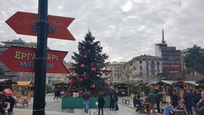 Αστυνομικοί φυλάνε επί 24ώρου βάσεως το χριστουγεννιάτικο δέντρο της Θεσσαλονίκης