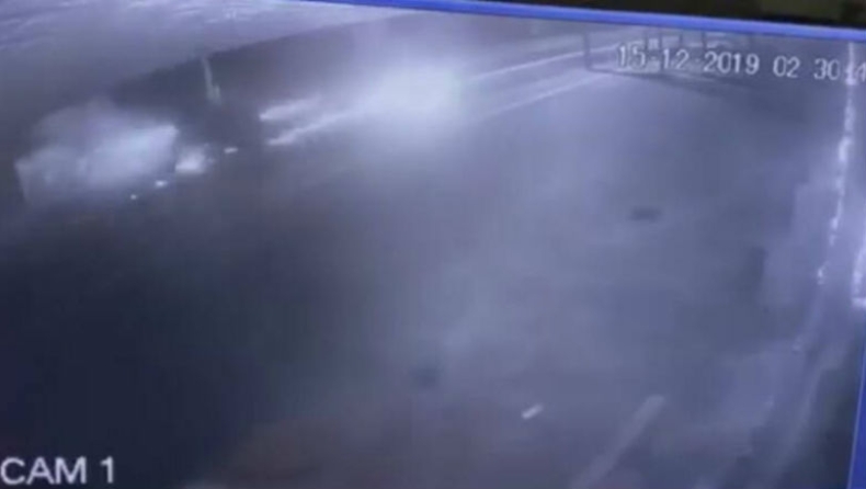 Κρήτη: H στιγμή της σφοδρής σύγκρουσης μηχανής με αυτοκίνητο που έχασε την ζωή του ένας 27χρονος (vid)