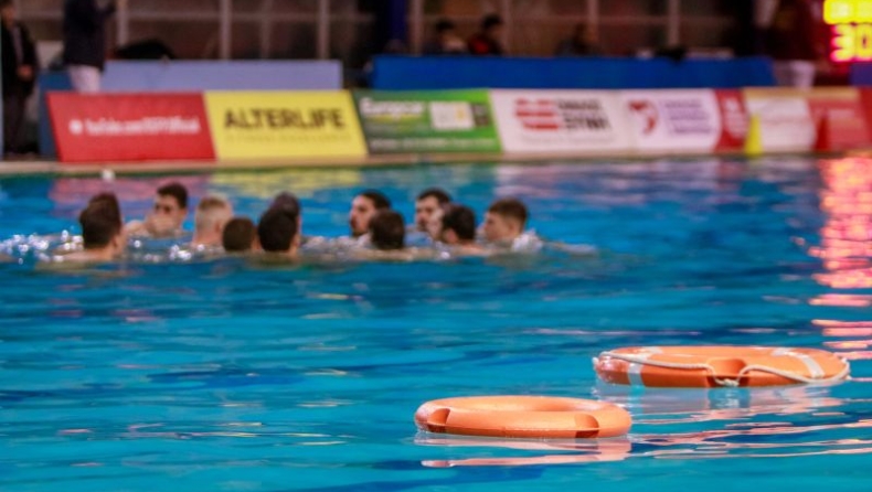 Ολυμπιακός - Παναθηναϊκός: Πέταξαν σωσίβια στην πισίνα πριν την έναρξη (pics)