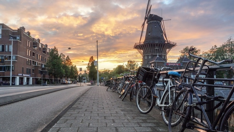 Ο δήμος του Άμστερνταμ εξαγοράζει τα χρέη των νέων ενηλίκων και τους δίνει και 750 ευρώ