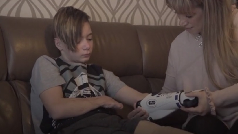 Φανατικός 11χρονος του Star Wars χωρίς πόδια και χέρι έλαβε δώρο βιονικό χέρι σαν και του R2-D2 (pics & vids)