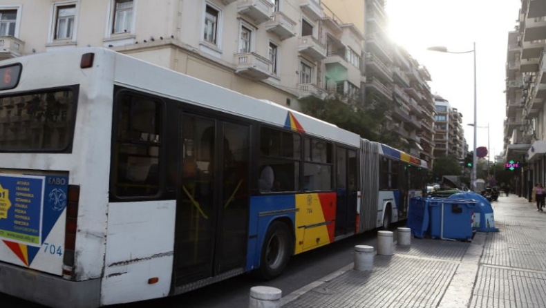ΟΑΣΘ: Ήταν τόσοι πολλοί οι επιβάτες που έσπασαν τα τζάμια του λεωφορείου (pic)