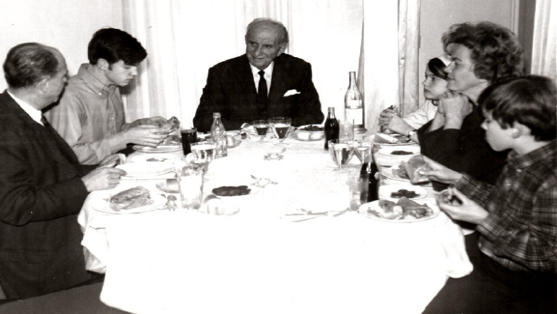 Σπάνια φωτογραφία με Ανδρέα, Γιώργο και Γεώργιο Παπανδρέου να τρώνε πιτόγυρα τις γιορτές (pic)
