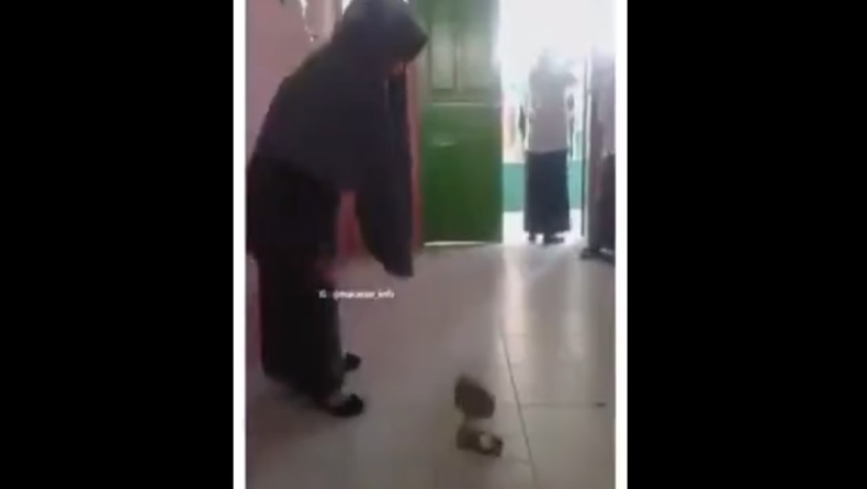 Δασκάλα διαλύει smartphone με κοτρόνα μέσα στην τάξη (vid)