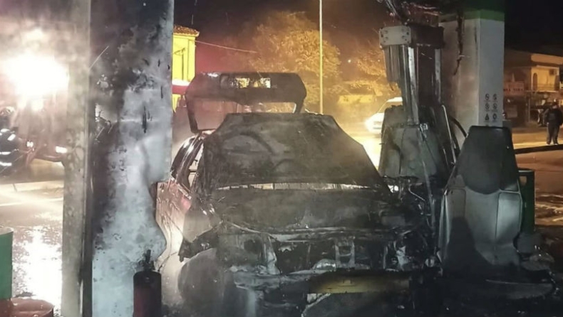 Κέρκυρα: Αυτοκίνητο «έπεσε» σε αντλία βενζινάδικου και έγινε παρανάλωμα του πυρός (vid)