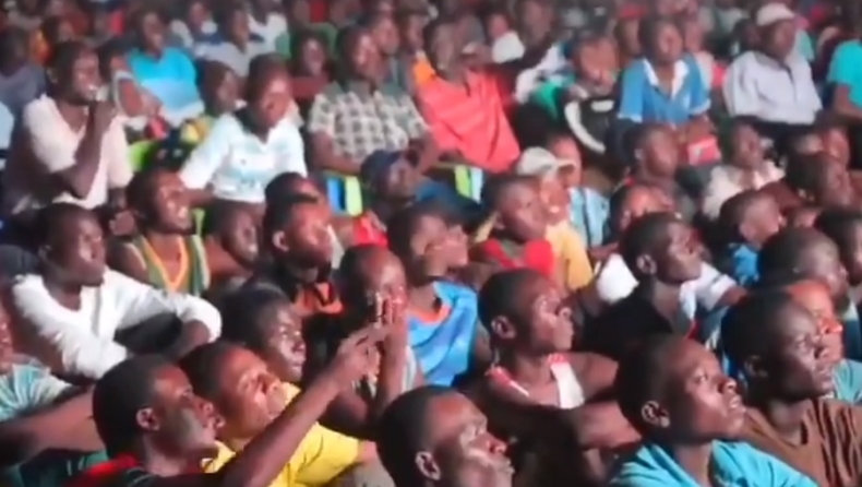 Άστον Βίλα: Χιλιάδες Τανζανοί παρακολούθησαν σε video-wall τον συμπατριώτη τους, Σαμάτα! (vid)