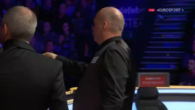 Απέβαλαν θεατή από τον τελικό του Masters στο μπιλιάρδο γιατί είχε μηχάνημα που αεριζόταν (vid)