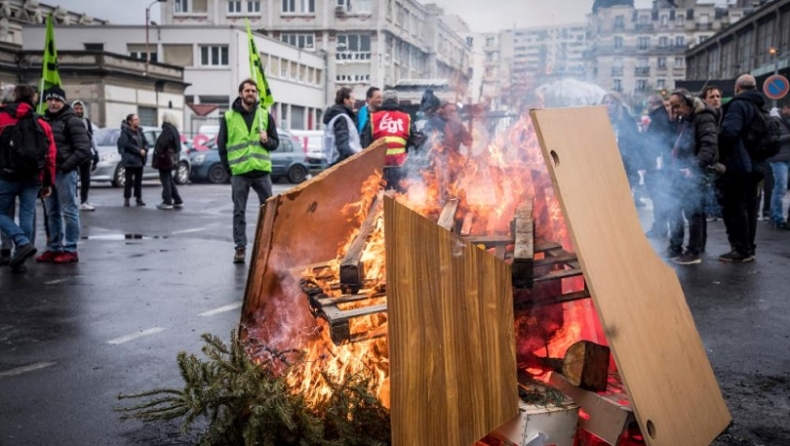 Γαλλία: Βήμα πίσω από την κυβέρνηση στο αμφιλεγόμενο μέτρο του συνταξιοδοτικού