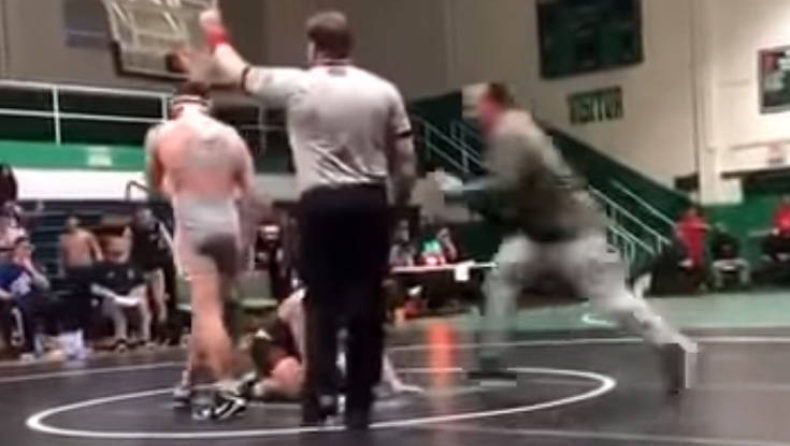 Επιτέθηκε στον αντίπαλο του γιου του, επειδή του έκανε αντικανονική λαβή (vid)