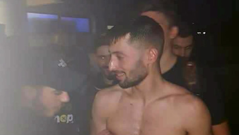 ΑΕΚ: «Επίθεση» αγάπης από τους οπαδούς στους παίκτες! (pics)