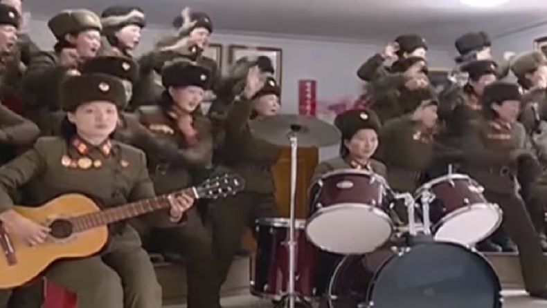 Γυναίκες στρατιωτικοί χορεύουν και τραγουδούν μπροστά στον ανέκφραστο Κιμ Γιονγκ Ουν (vids)