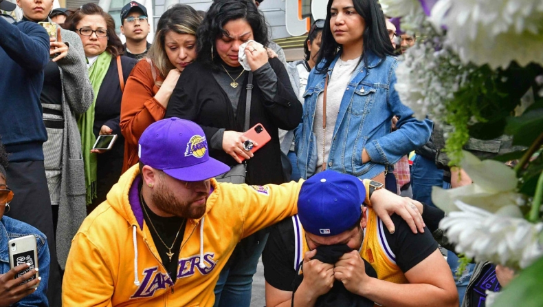 Κόμπι: Πλήθος κόσμου τον αποχαιρετά έξω από το «Staples Center» (pics & vids)
