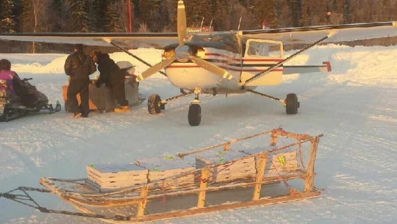 Πιτσαρία στην Αλάσκα κάνει delivery με αεροπλάνο (pics)