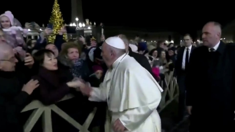 H στιγμή που ο Πάπας Φραγκίσκος γίνεται έξαλλος με μία πιστή που του τράβαγε το χέρι (vid)