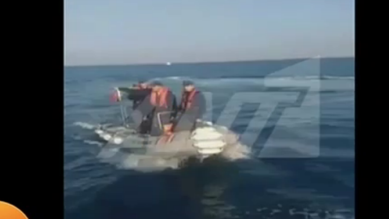 H στιγμή που Τούρκοι λιμενικοί βγάζουν όπλο σε Έλληνες ψαράδες (vid)