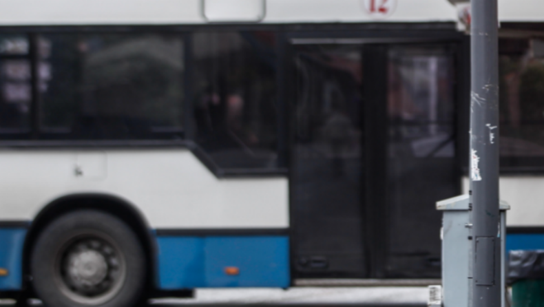 Κρήτη: Ανέβηκε στο λεωφορείο και έδειρε τον οδηγό επειδή δεν τον άφησε να κάνει προσπέραση