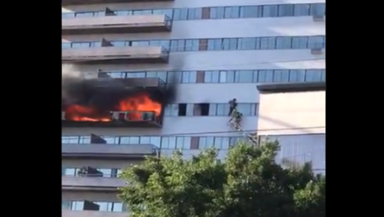 Η στιγμή που άνθρωποι προσπαθούν να πηδήξουν από τα μπαλκόνια πολυκατοικίας για να σωθούν από την φωτιά (vid)
