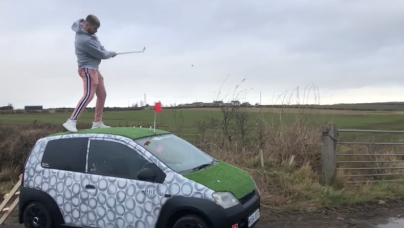 Δυο φίλοι μετέτρεψαν το αυτοκίνητό τους σε κινητό γήπεδο του γκολφ (vid)