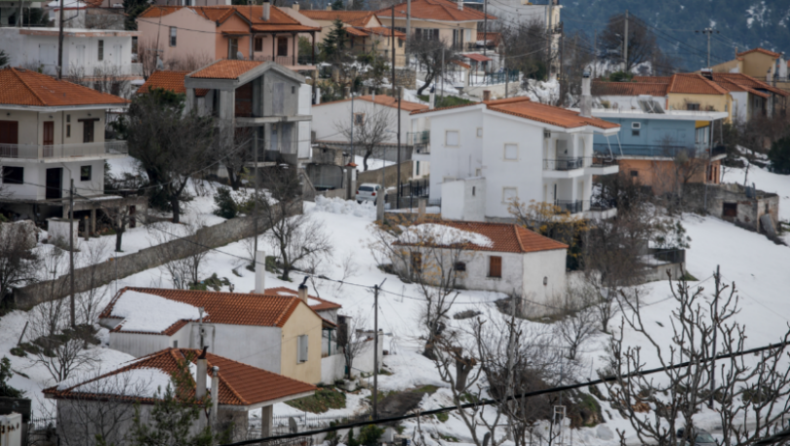 Σε εξέλιξη η κακοκαιρία «Ηφαιστίων»: Δύσκολη νύχτα στα Βίλια, «άσπρισαν» τα βόρεια προάστια της Αττικής (pics & vids)