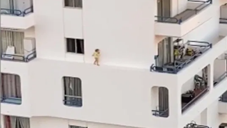 Ένα παιδί βγήκε από παράθυρο τετάρτου ορόφου και περπάτησε στον «αέρα» (vid)