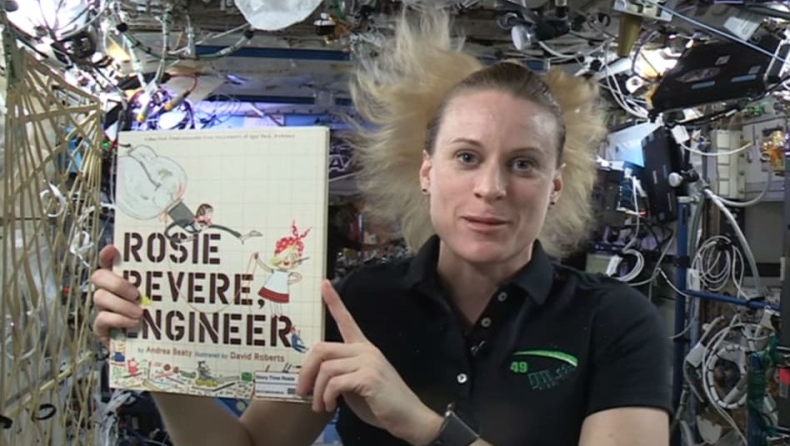 Αστροναύτες στο διάστημα διαβάζουν σε μικρά παιδάκια για να κοιμηθούν