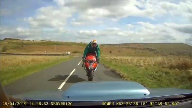 Σοκαριστικό βίντεο με Subaru να εμβολίζει μια μοτοσικλέτα (vid)
