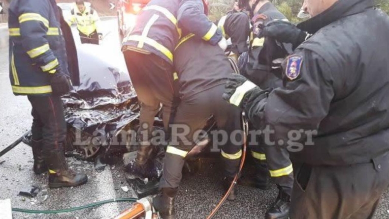 Λαμία: Νεκροί δύο φίλοι σε δυστύχημα, το αυτοκίνητό τους «καρφώθηκε» σε δέντρο