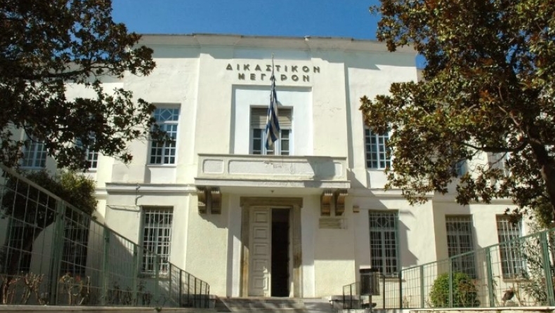 Τον πλάκωσε στο ξύλο επειδή η γυναίκα του τίναξε το τραπεζομάντηλο και έπεσαν ψίχουλα στο αυτοκίνητό του