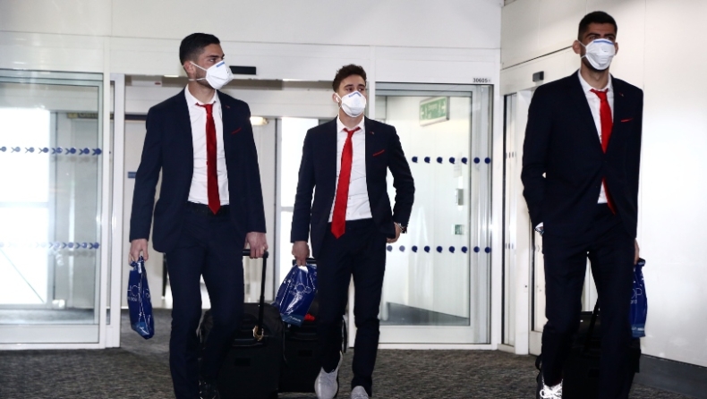 Ολυμπιακός: Προσγειώθηκαν με μάσκες στο Λονδίνο λόγω κοροναϊού (pics)