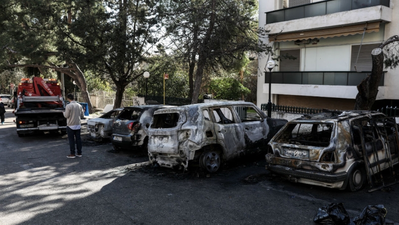 Παράκληση αντιεξουσιαστών: «Μην παρκάρετε δίπλα σε πολυτελή οχήματα, γιατί τα καίμε»