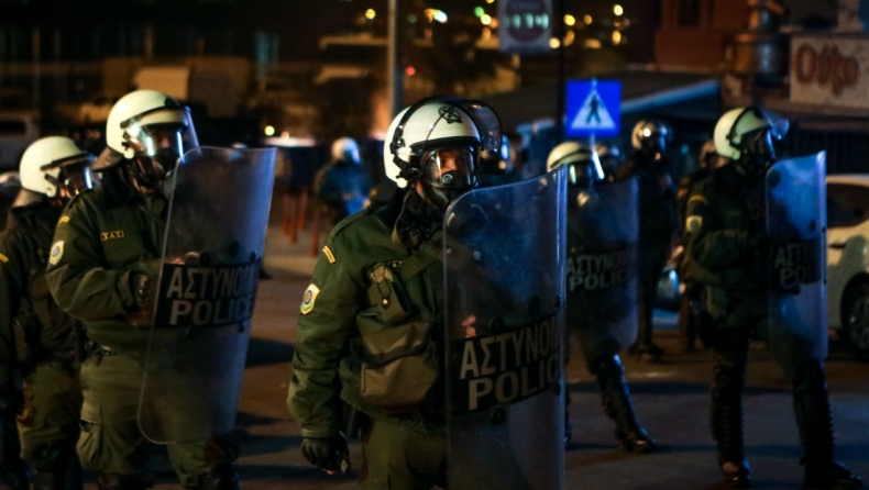 Λιμενικοί κρατούσαν αστυνομικούς για να μην πλακωθούν με κατοίκους στο λιμάνι της Λέσβου